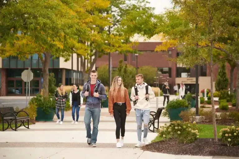 大学生在校园里走在外面